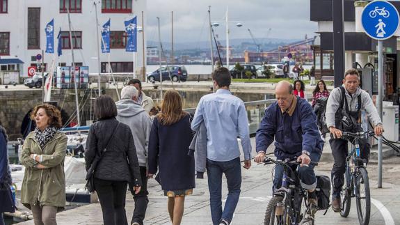 La convivencia entre peatones y ciclistas genera a menudo problemas. La imagen es de ayer mismo en Puertochico