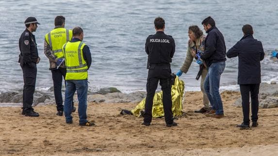 El cuerpo sin vida del buceador, este sábado en la playa de Portio