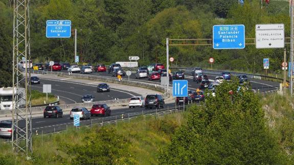 Este domingo por la mañana hubo retenciones en la Autovía del Cantábrico, A8, a la altura de Torrelavega