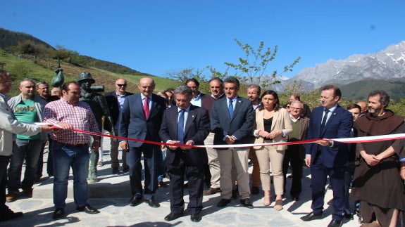 El presidente Miguel Ángel Revilla inaugura el paseo peatonal hasta el monasterio de Santo Toribio.