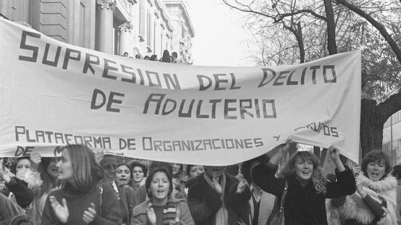 Un clamor. Manifestación por la supresión del delito de adulterio en 1976. Abajo, las periodistas Maruja Torres y Monsterrat Roig se suman a la reivindicación