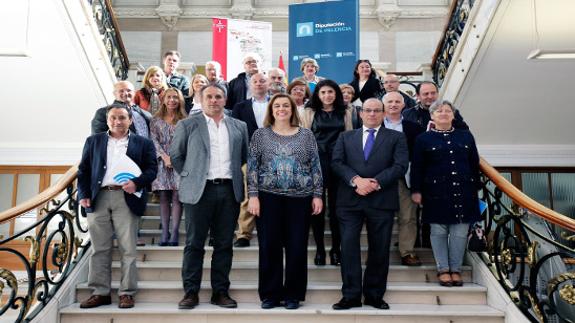 La presidenta de la Diputación de Palencia, Ángeles Armisén, junto a una treintena de alcaldes y presidentes de Grupos de Acción Local de Palencia y de Cantabria