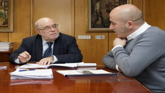 Juan José Sota con el alcalde de Cartes, Agustín Molleda
