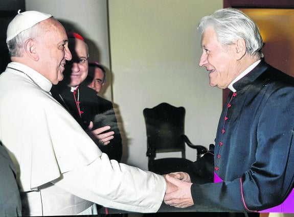 El Papa Francisco saluda a monseñor Pablo Colino, director del Coro Vaticano