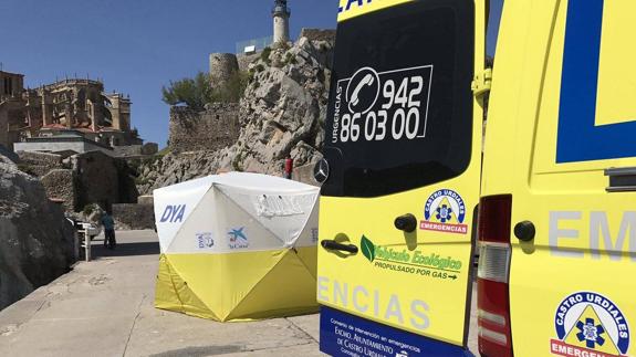 El dispositivo instalado en el rompeolas de Castro Urdiales tras el accidente. 