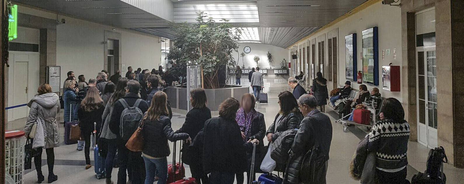 Imagen de archivo de pasajeros en la estación de Santander por un retraso en los trenes por obras en la vía, el pasado mes de marzo.