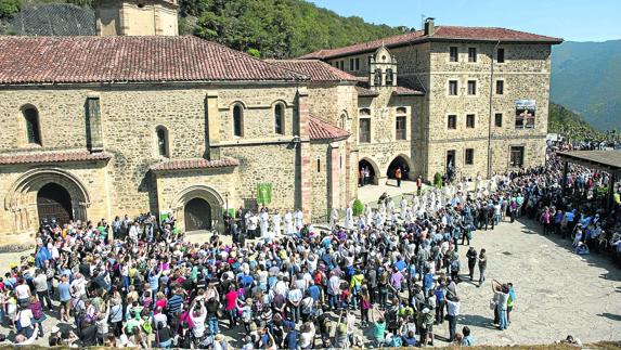 Imagen de la explanada del monasterio durante el acto de apertura del Año Jubilar Lebaniego, al que asistieron el domingo cerca de 3.000 personas.