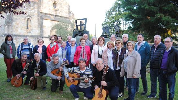 Los integrantes de la agrupación Amigos de la Canción animan a los santoñeses a acudir el festival solidario