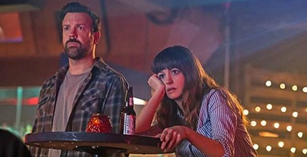 Anne Hathaway y Jason Sudeikis, en una escena de 'Colossal'.