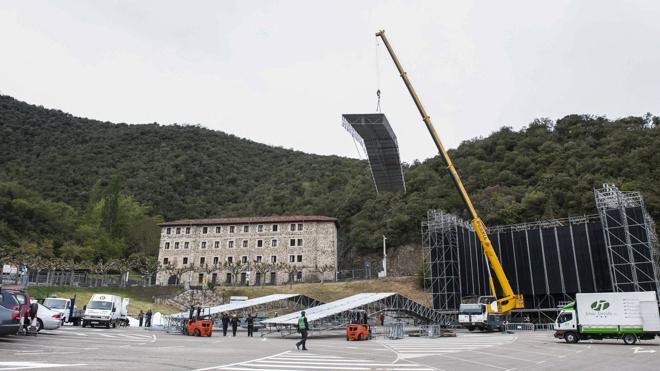 El escenario se está ubicando en el parking con el monasterio de Santo Toribio de Liébana justo por detrás, exhibiendo todo su músculo arquitectónico y escultural.