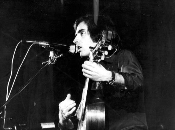 Lluís Llach, en un concierto en los años 70.