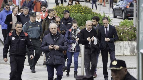 Las familias llegaron acompañadas por el delegado del Gobierno y por miembros de la Policía, Guardia Civil y Cruz Roja