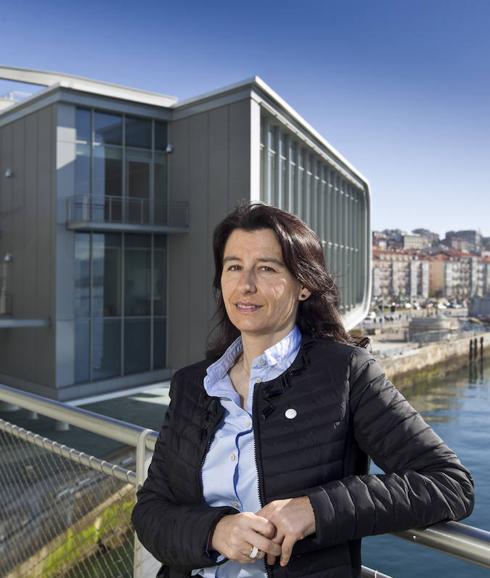 Presente y futuro. La directora ejecutiva del CB posa en una de las pasarelas del ‘pachinko’, entre los volúmenes que integran el edificio de Piano.