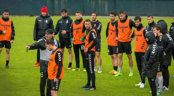 Ángel Viadero dirige a sus jugadores, con Granero en el centro, en un entrenamiento de esta semana en La Albericia. :