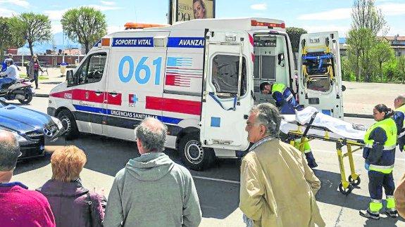 Atropellan a una mujer de 76 años que cruzaba por una zona sin paso de cebra