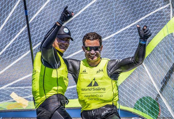 Diego Botín (izquierda) y Iago López celebran su victoria en aguas de Hyères, su segundo triunfo en la Copa del Mundo.