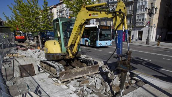 Obras en la parada de los Jardines de Pereda.Se están levantando veinte metros de largo y cuatro metros de ancho de acera y se retirarán nueve árboles. 