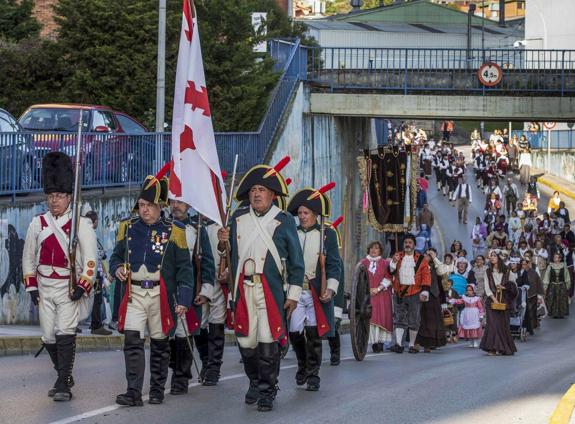 El cañón y los artilleros abrieron el desfile conmemorativo en el que participaron cientos de vecinos. 
