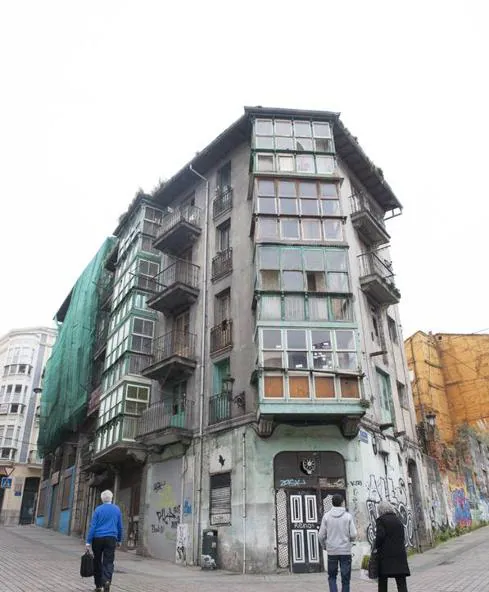 El edificio de la calle de San Pedro que será derribado tras ser declarado en ruina. 