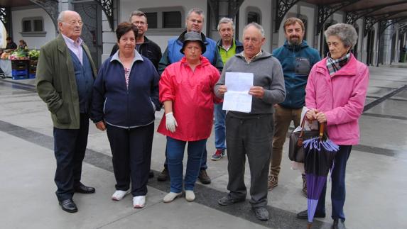 Los vendedores piden al alcalde que les escuche y busque una solución para este conflicto.