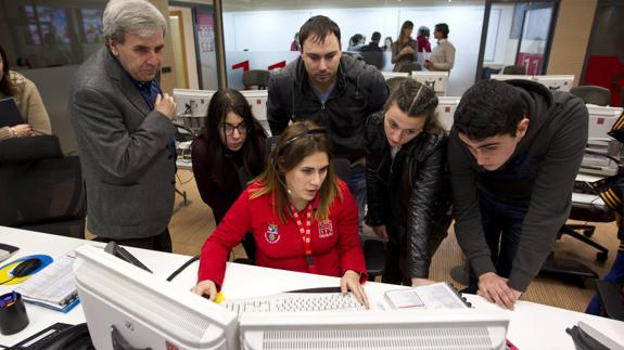 Visita del consejero Rafael de la Sierra a la sala 112 en la que se presta el servicio de atención telefónica.