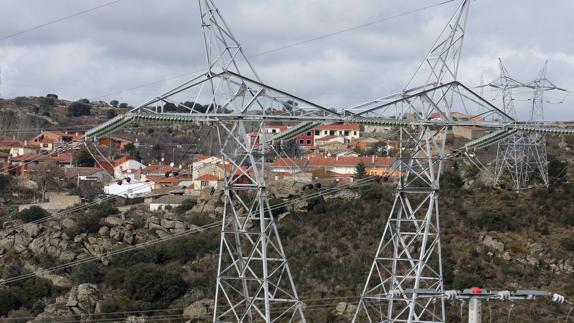 El municipio zamorano de Muelas del Pan, rodeado de torretas eléctricas. 