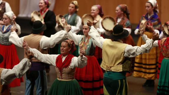'Viento del Norte' y 'La Galerna' marcan la identidad musical de la Gala del Folclore
