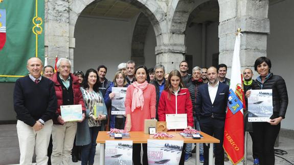 Foto de familia de autoridades, organizadores y familiares de los participantes.