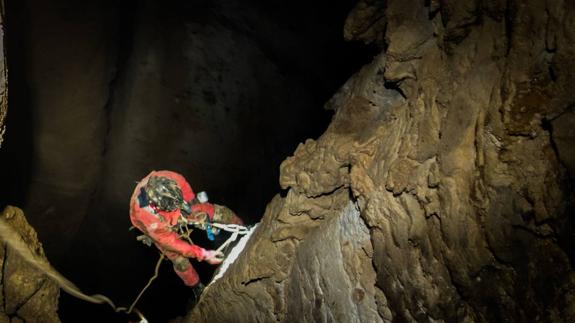 Charla sobre el pozo de caída libre más grande de España