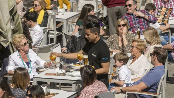 Un camarero atiende a los clientes en una terraza de El Sardinero, esta Semana Santa.