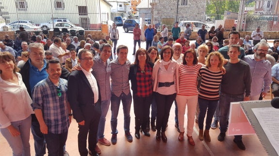 Alcaldes junto a Cristina Narbona y Mari Luz Martínez en Los Corrales