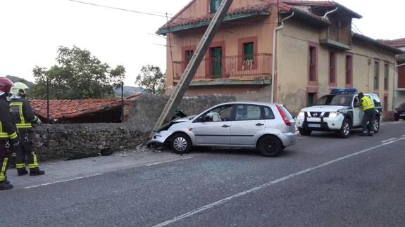 Un coche se empotra contra un poste de la luz en Limpias