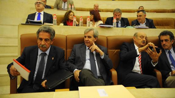 El presidente, Miguel Ángel Revilla, junto a los consejeros de Presidencia, Rafael de la Sierra; Obras Públicas y Vivienda, José María Mazón; y el de Innovación, Industria, Turismo y Comercio, Francisco Martín.