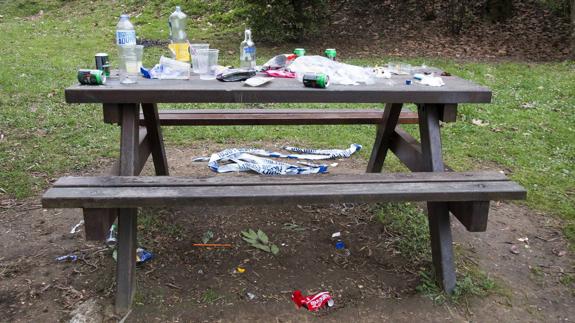Restos de una tarde-noche de botellón en la zona de las parrillas del parque de La Viesca. 