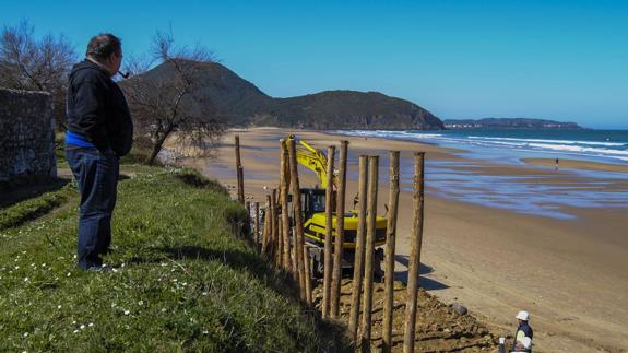 Trabajos para colocar la estructura de protección en la zona de la Huesera el pasado año 