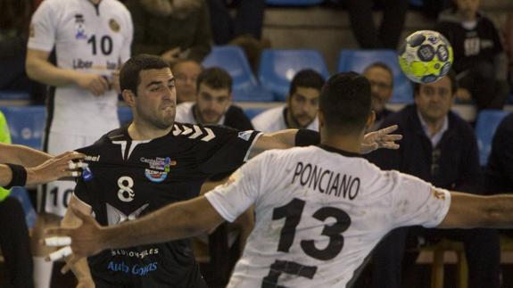 Alejandro Blázquez (izquierda), del DS Auto Gomas, en un partido de esta temporada.