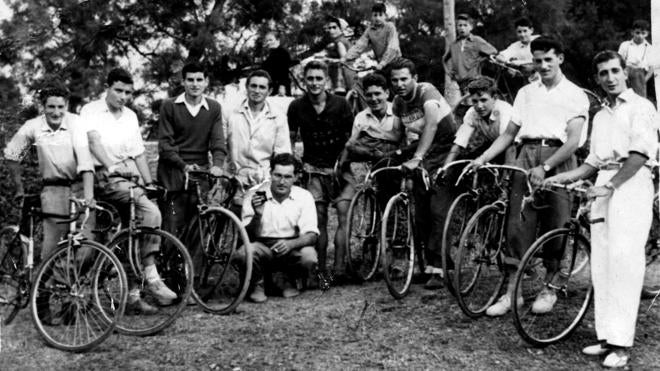 Ciclistas de El Dueso. Ángel Solana, Jaime Escribano, Tino Sierra, Manolo Martínez, José Martínez, Félix Martínez, Manolo Sierra, Fermín Criado, Antonio Sola y Cano Villafáfila. 