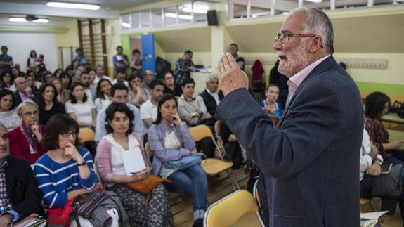 Imagen del año pasado del consejero Ramón Ruiz explicando a los padres el diseño del calendario escolar de Cantabria.