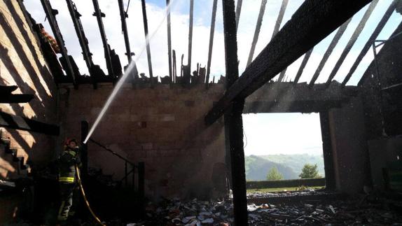 Bomberos del 112 trabajando en el incendio registrado esta noche en Liérganes.