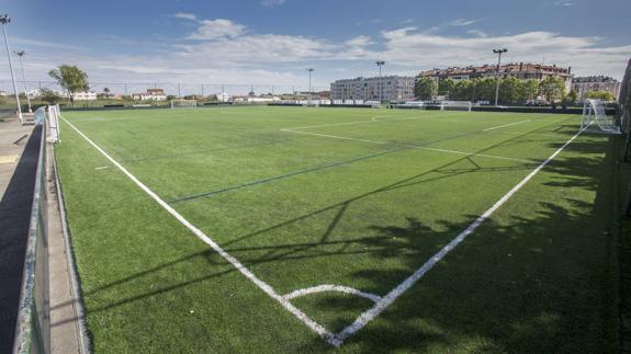 Las Instalaciones Nando Yosu tienen una nueva imagen. El campo número 3, ya terminado, está siendo utilizado por las secciones inferiores para entrenar, mientras que en el 4, que estará listo la próxima semana, ayer los operarios echaban el caucho. 