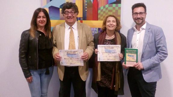 La concejala de Cultura y el alcalde de Colindres flanquean a los ganadores del certamen.