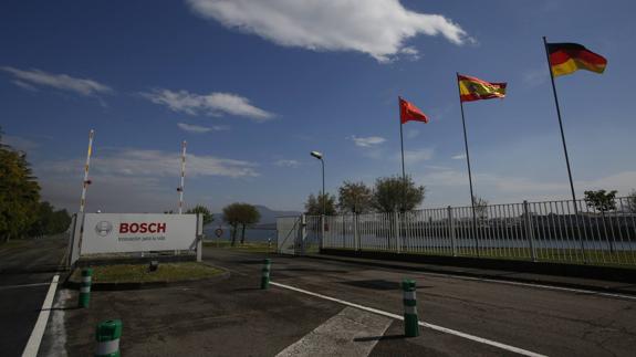 La bandera china ya ondea en Treto junto a la española y la alemana.