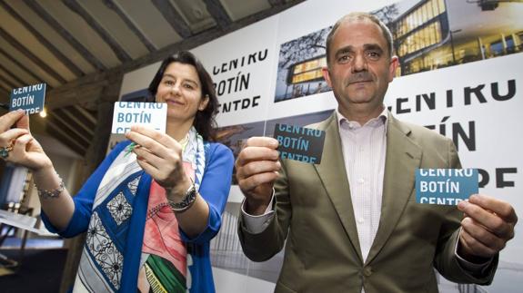 La directora ejecutiva del Centro Botín, Fátima Sánchez, y el director general de la Fundación Botín, Íñigo Sáenz de Miera, muestran los pases que han comenzado a expedirse