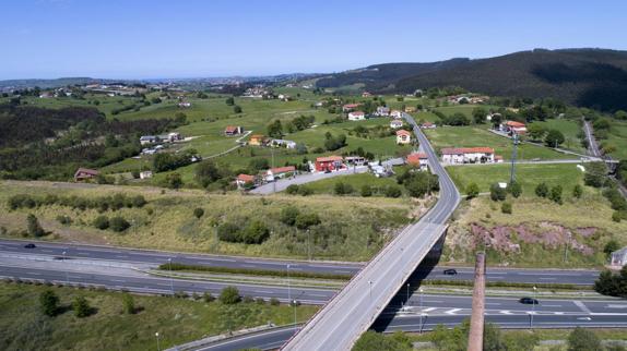 Desde el municipio de Polanco, al fondo de la imagen, partirá un ramal que enlazará directamente con la zona de Los Ochos, ya en Torrelavega. 