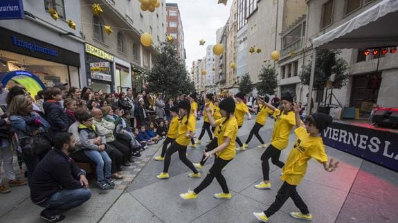Un grupo de baile actúa en la calle Cádiz dentro de las actividades del Viernes largo. Al cabo de un rato empezó a llover