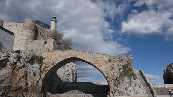 El Castillo-Faro acogerá este sábado un recital en torno a la figura de Arturo Dúo