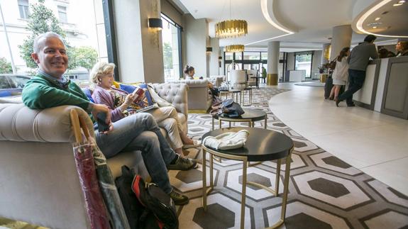 Imagen de archivo de turistas en el Hotel Sardinero de Santander.