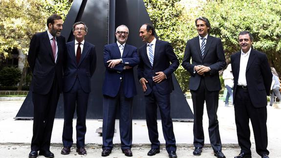 Otoño de 2014. Foto de familia tras la reunión institucional celebrada en el Museo Reina Sofía que parecía sentar las bases y encauzar la operación