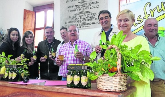 Representantes municipales y de la empresa presentaron la sidra. 