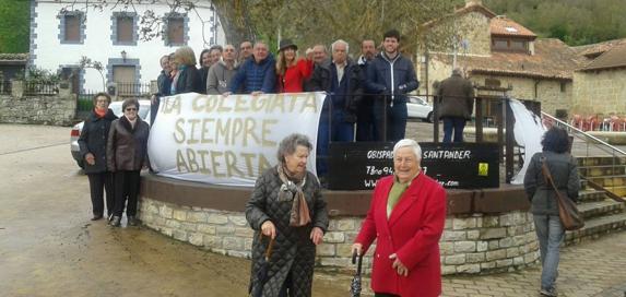 Los vecinos han colocado varias pancartas mostrando su malestar y solicitando la apertura de la colegiata. 